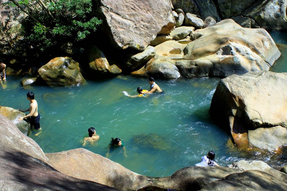 Nằm cách trung tâm TP. Nha Trang khoảng 30km về phía Nam, suối Ba Li nằm ở trên địa bàn xã Cam Tân và Cam Hòa, huyện Cam Lâm (trước khi là thuộc thị xã Cam Ranh). Ảnh sưu tầm