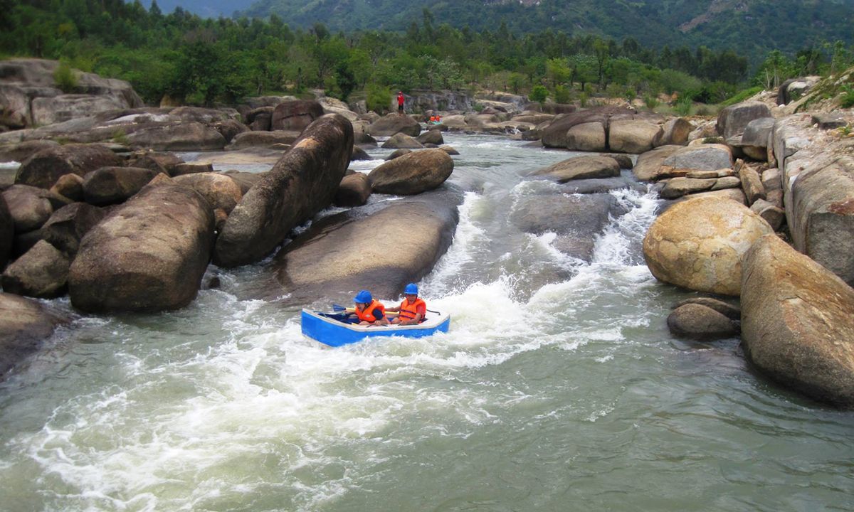 Nơi đây được tạo nên bởi thiên nhiên hùng vĩ, kết hợp với các công trình nhân tạo do bàn tay con người tạo nên. Chính vì thế mà mỗi bước chân của bạn sẽ mở ra thêm những cảnh quan vô cùng mới mẻ. Ảnh sưu tầm