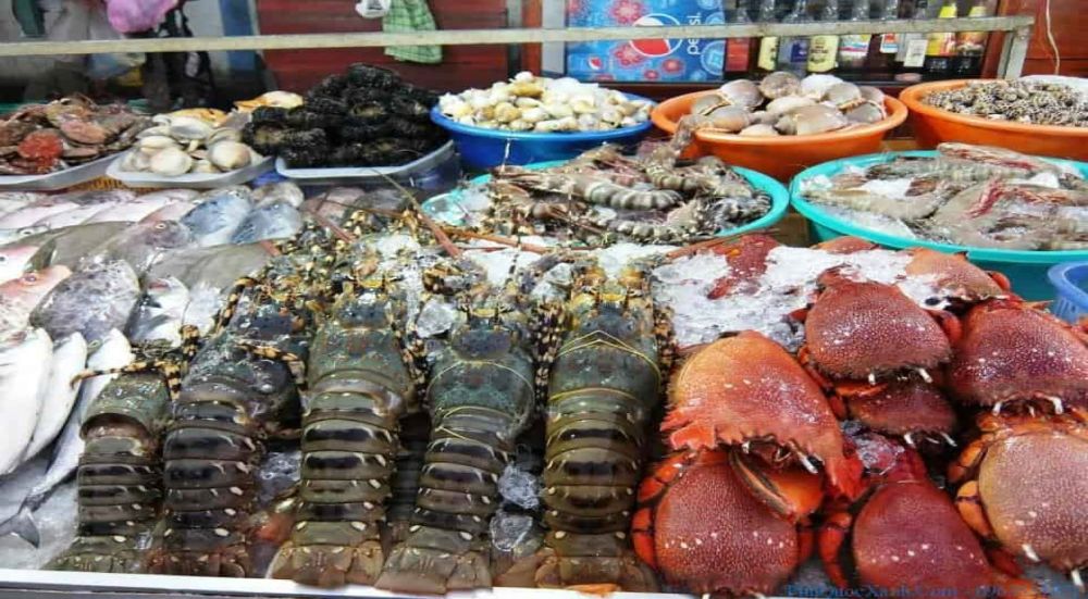 Chợ Đầm Nha Trang bán hầu hết các loại hải sản tươi sống nổi tiếng như tôm hùm, cua, hàu, ghẹ, mực, cá, ốc, bào ngư…