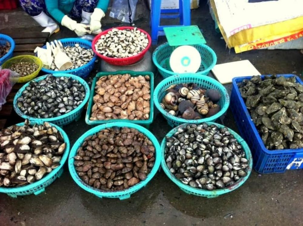 Chợ Bình Tân bán đa dạng các loại hải sản như cua, ghẹ, tôm, mực, hàu, sò, ốc…