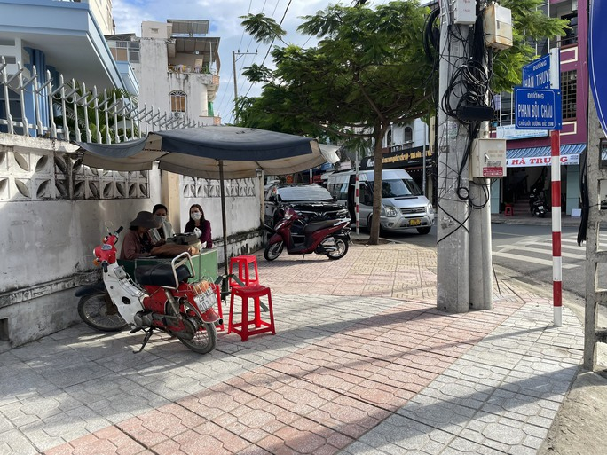 Hơn 35 năm qua, dù ngày nắng hay ngày mưa người ta vẫn thấy bà ngồi nép mình ở một góc vỉa hè đường Phan Bội Châu (giao đường Hàn Thuyên) gõ chữ mưu sinh