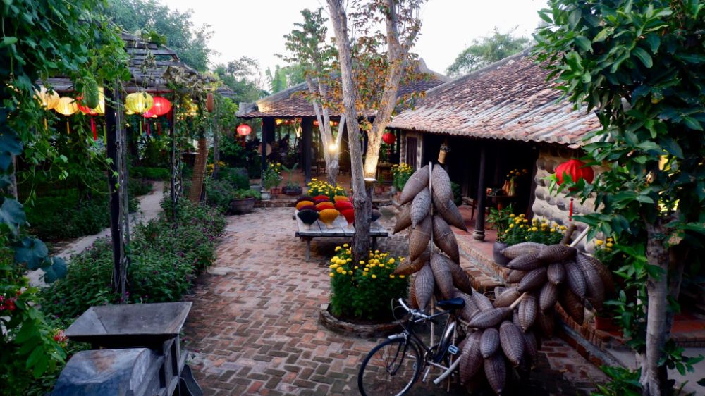 Khu chính của Nha Trang xưa là 3 căn nhà cổ được lợp ngói âm dương, lấy nguyên khối nhà cổ từ huyện Diên Khánh gần 200 tuổi. Ảnh: Nha Trang xưa