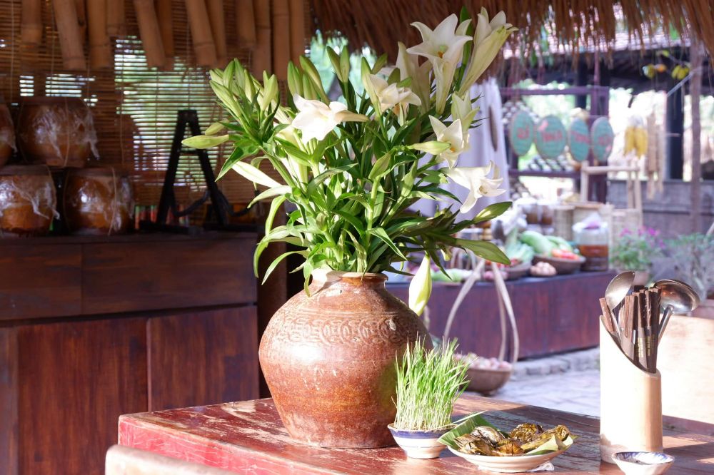 Phong cách của Sen Thiền quán là chay tịnh, phục vụ cà phê và ngắm hoa sen nở; những chiếc ly, bát phục vụ du khách cũng mang đậm nét đặc trưng vẻ nhà quê, vô cùng mộc mạc... Ảnh: Nha Trang xưa