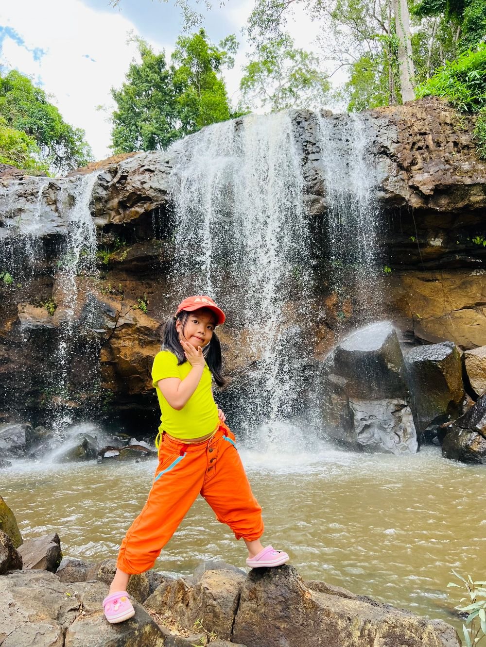 Ban đầu, cô Vân chỉ nghĩ cho cháu gái thử đi đến con thác cách nhà 35km và tốn khoảng 2km chinh phục
