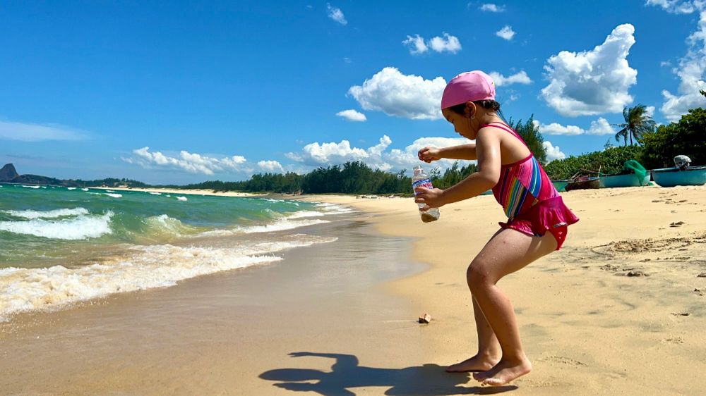 Sau chuyến đi, cháu gái đã dạn dĩ hơn với biển