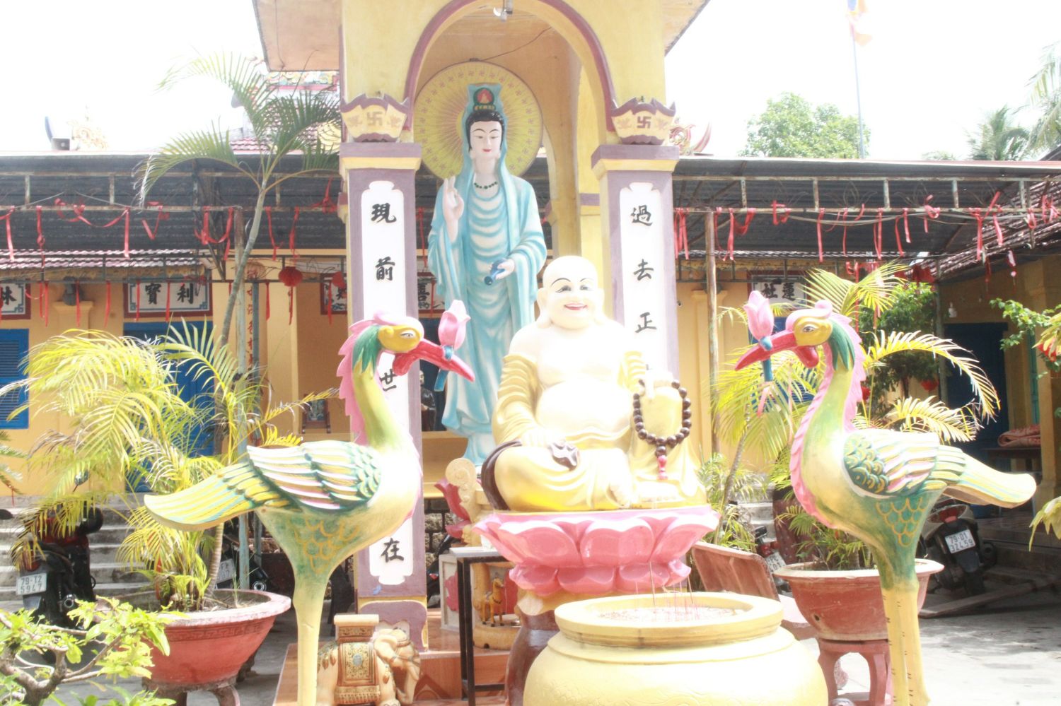 Từ xưa đến nay, chùa Hoa Tiên vốn đã nổi tiếng, hiếm có ngôi cổ tự nào ở huyện còn lưu giữ nhiều huyền tích ly kỳ và những dấu ấn hàng trăm năm giống như ngôi chùa này
