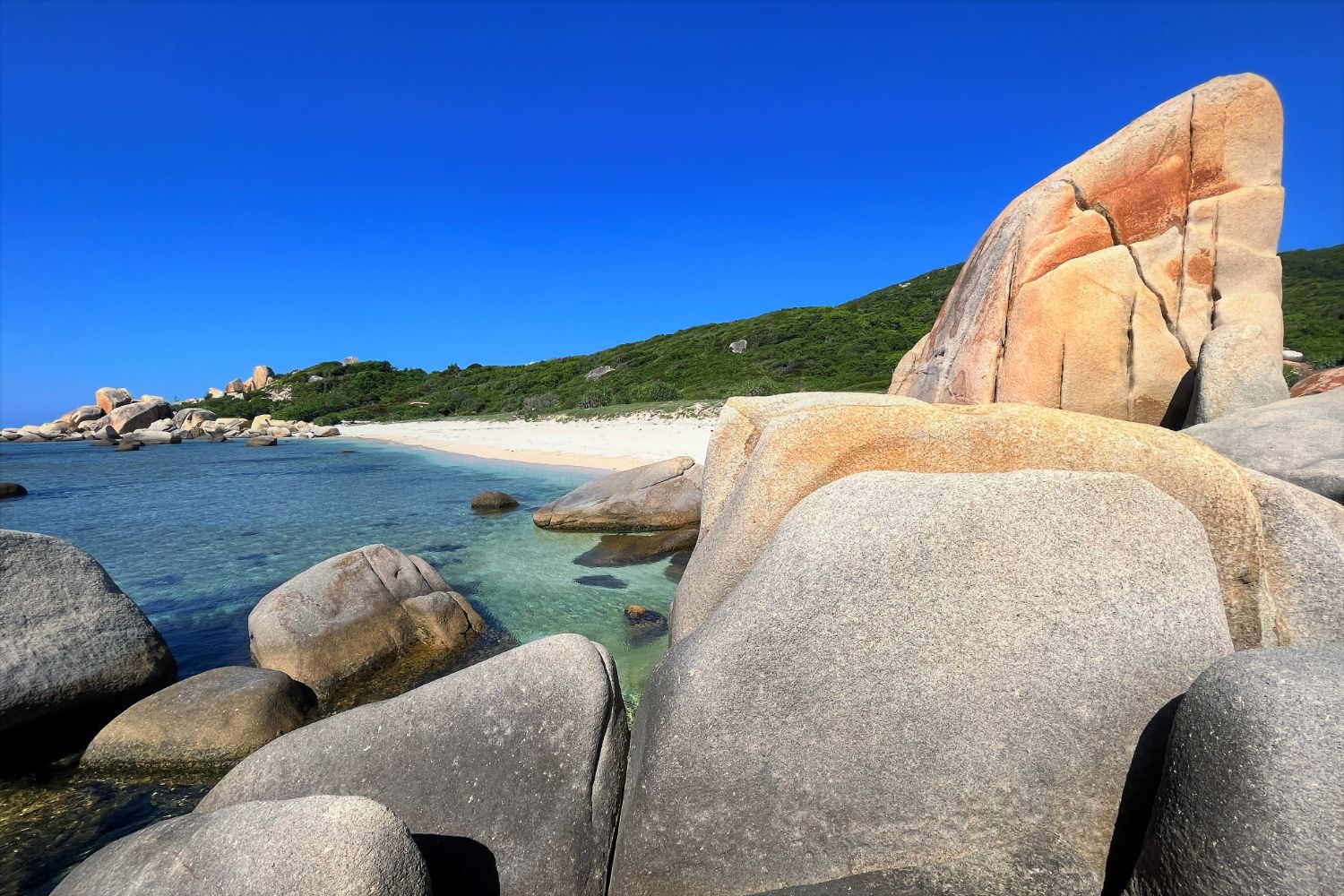 Hành trình trekking vất vả nhưng cảnh quan nơi đây vô cùng đẹp với cát trắng, nắng vàng, biển xanh. Ảnh: Thanh Niên