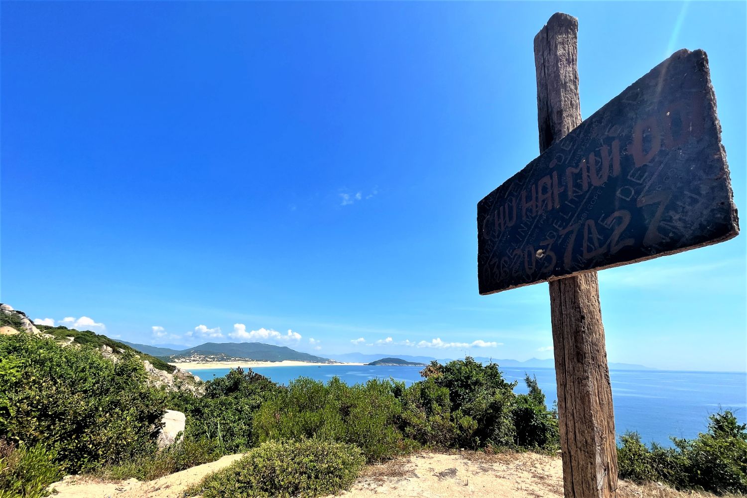 Biển chỉ đường duy nhất trên hành trình trekking. Ảnh: Thanh Niên