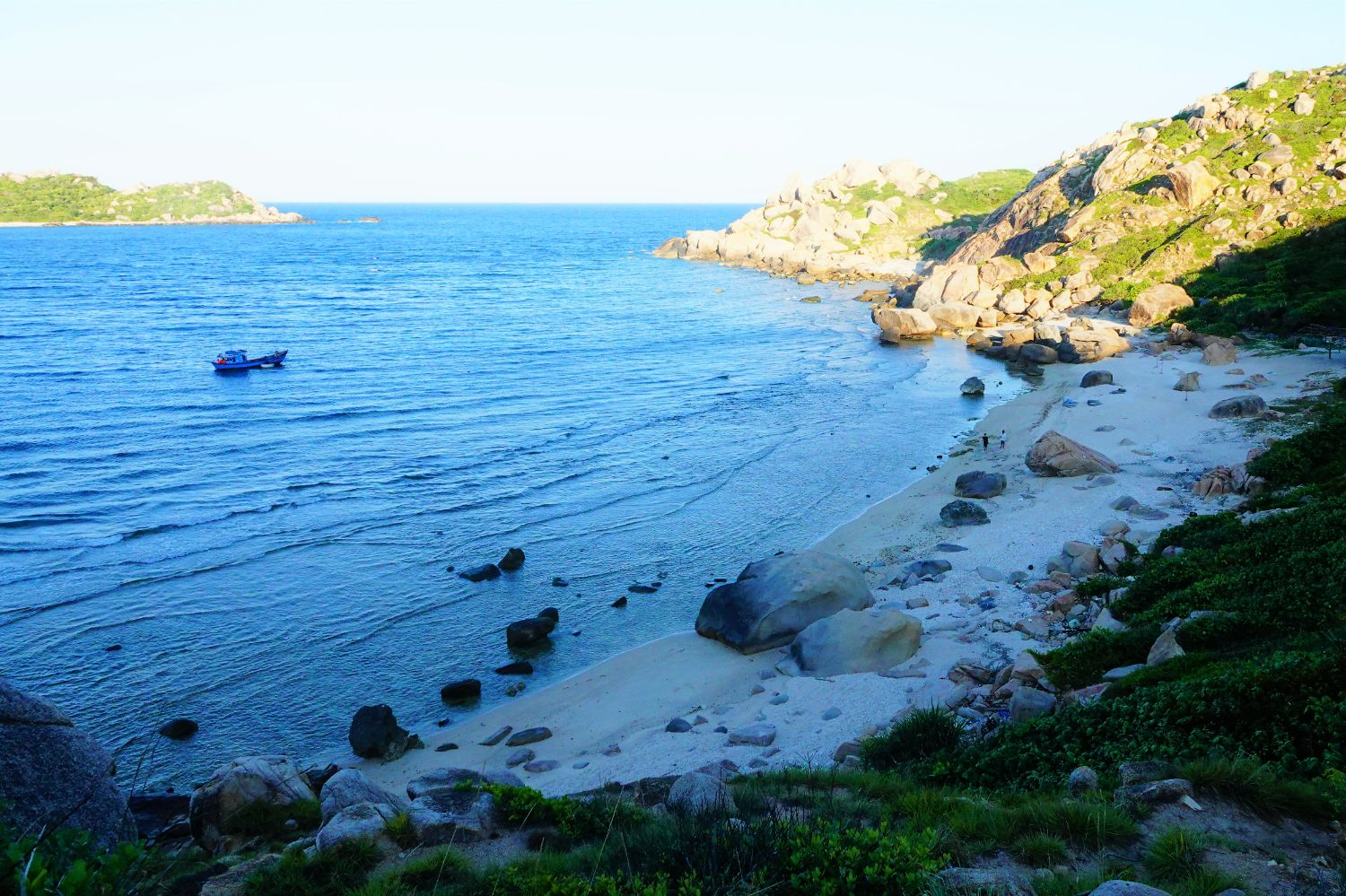 Trong chuyến trekking đến Mũi Đôi, du khách có thể ghé thăm Bãi Rạng, cảnh quan nơi đây cũng vô cùng đẹp. Ảnh: Thanh Niên