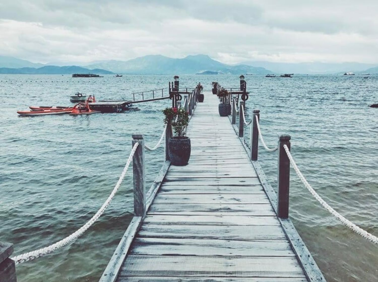 Mỗi điểm đến ở trên đều có những cây cầu gỗ riêng biệt với nét đẹp mộc mạc, hoang sơ, khác biệt nhau từ thiết kế cho đến kiến trúc. Ảnh: Sưu tầm