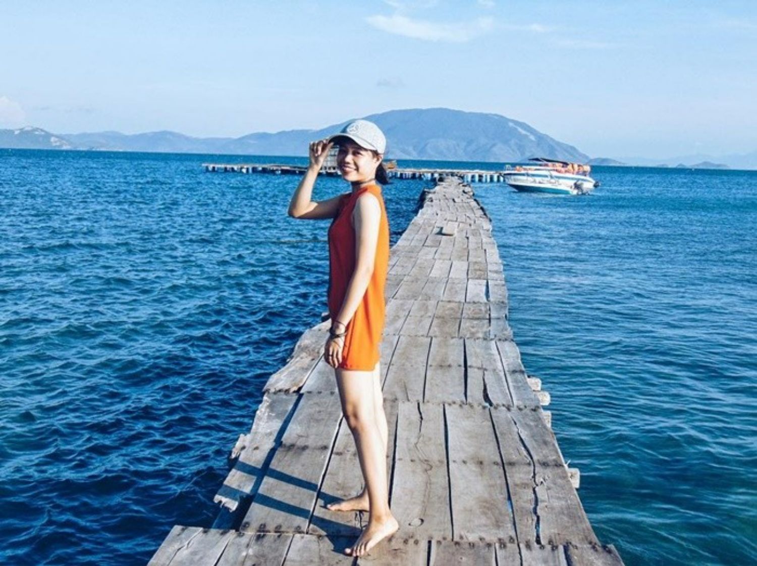Một khi đã đặt chân đến Điệp Sơn, hầu hết mọi người đều thích thú chụp ảnh bên cây cầu chạy dài ra biển khơi bởi nó sở hữu tọa độ view siêu đỉnh. Ảnh: @shinichi3235