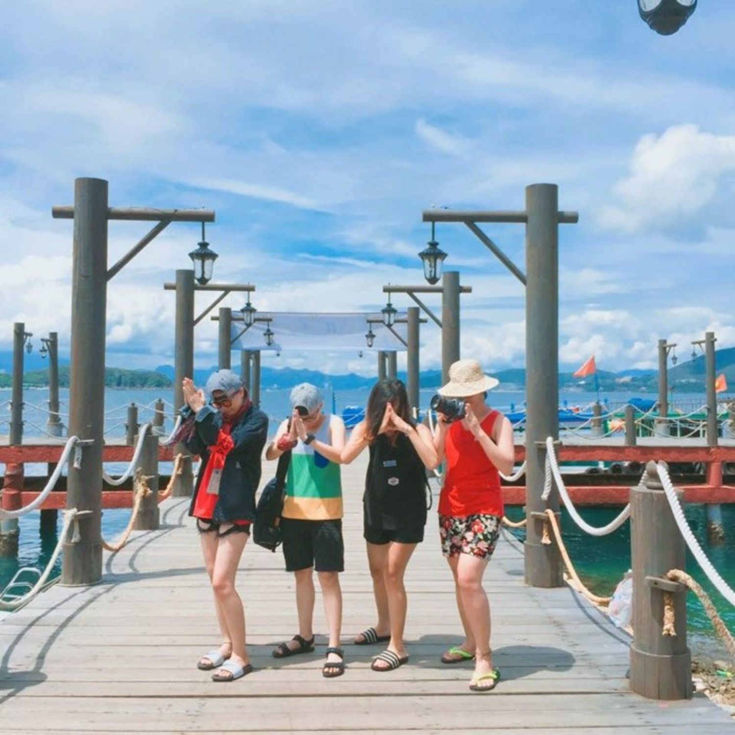 Cây cầu gỗ trên đảo Hòn Tằm là một trong những cây cầu gỗ có view đẹp nhất thành phố biển Nha Trang. Ảnh: Sưu tầm