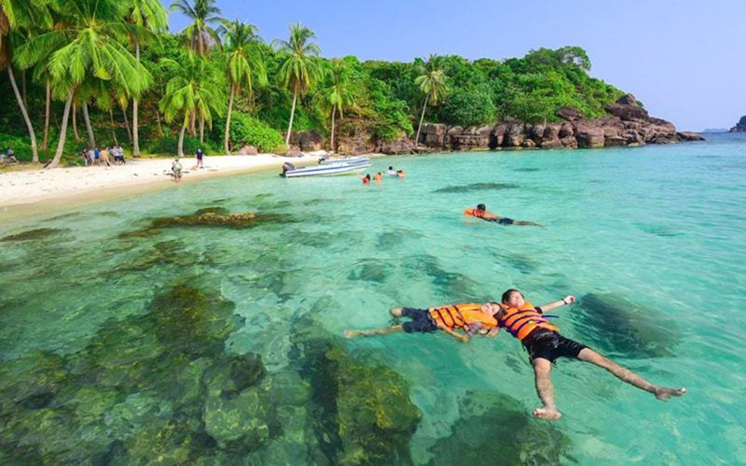Phú Quốc còn sở hữu còn vẻ đẹp siêu độc đáo dưới đáy đại dương với thế giới sinh vật biển đa dạng và những rạn san hô đủ sắc màu. Ảnh: Sưu tầm