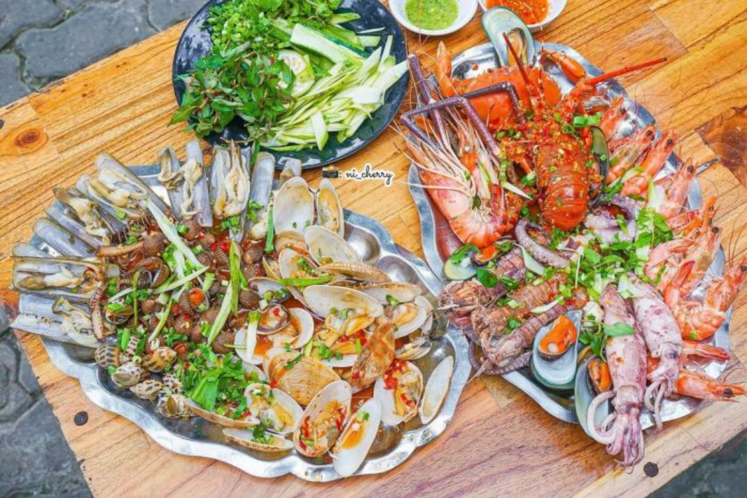 Khi đến Nha Trang, du khách đừng quên thưởng thức các món hải sản, chả cá, bánh căn, bánh xèo mực, bánh ướt, nem nướng… Ảnh: Sưu tầm