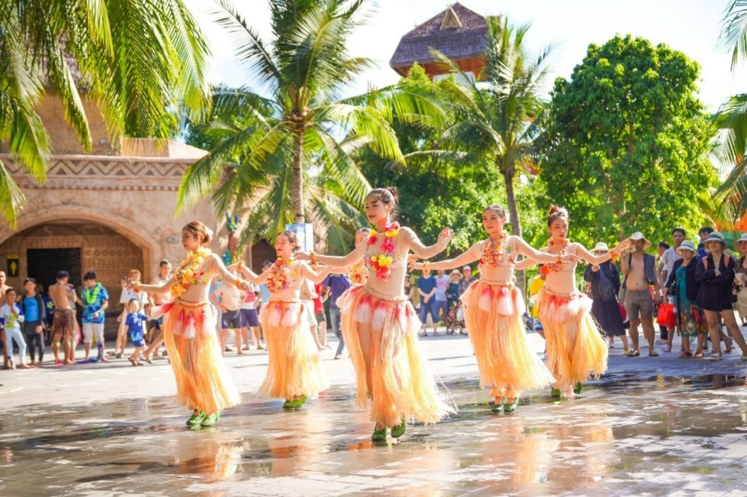 Hòa mình vào những màn Carnival, trình diễn Cosplay rực rỡ sắc màu