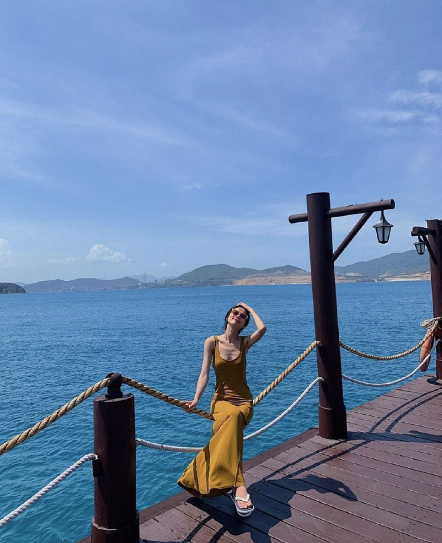 Cầu gỗ Hòn Tằm có thiết kế đơn giản, màu sơn nâu trầm nhã nhặn cổ điển và hệ thống tay vịn được thiết kế phù hợp với việc đảm bảo an toàn cho các du khách. Ảnh: Sưu tầm