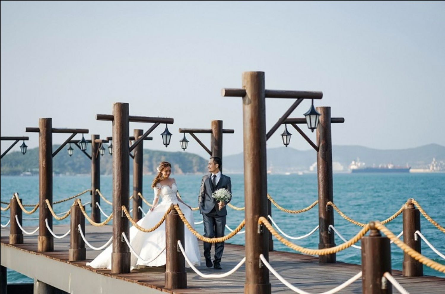 Cầu gỗ Hòn Tằm còn là nơi chụp ảnh cưới, ảnh kỷ yếu được nhiều người lựa chọn. Ảnh: Sưu tầm