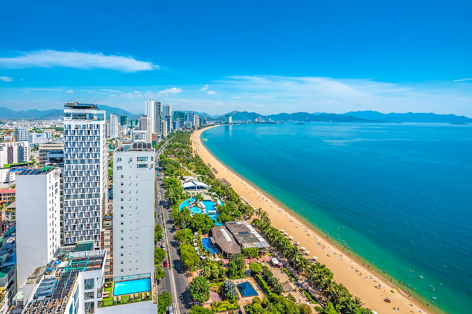 Nha Trang không chỉ có bãi biển đẹp mà còn mang đến những trải nghiệm về văn hóa, thể thao và ẩm thực phong phú