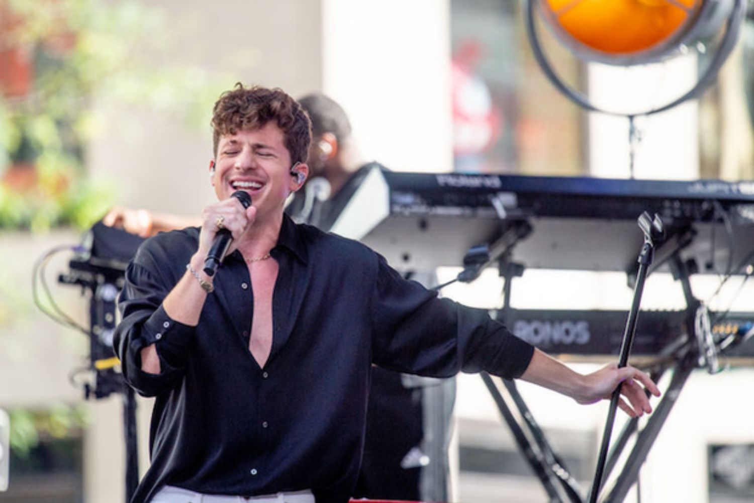 Theo tiết lộ trước đó từ VinWonders, vị đại diện cho biết, siêu sao thế giới Charlie Puth sẽ trình diễn một show trọn vẹn hơn 75 phút