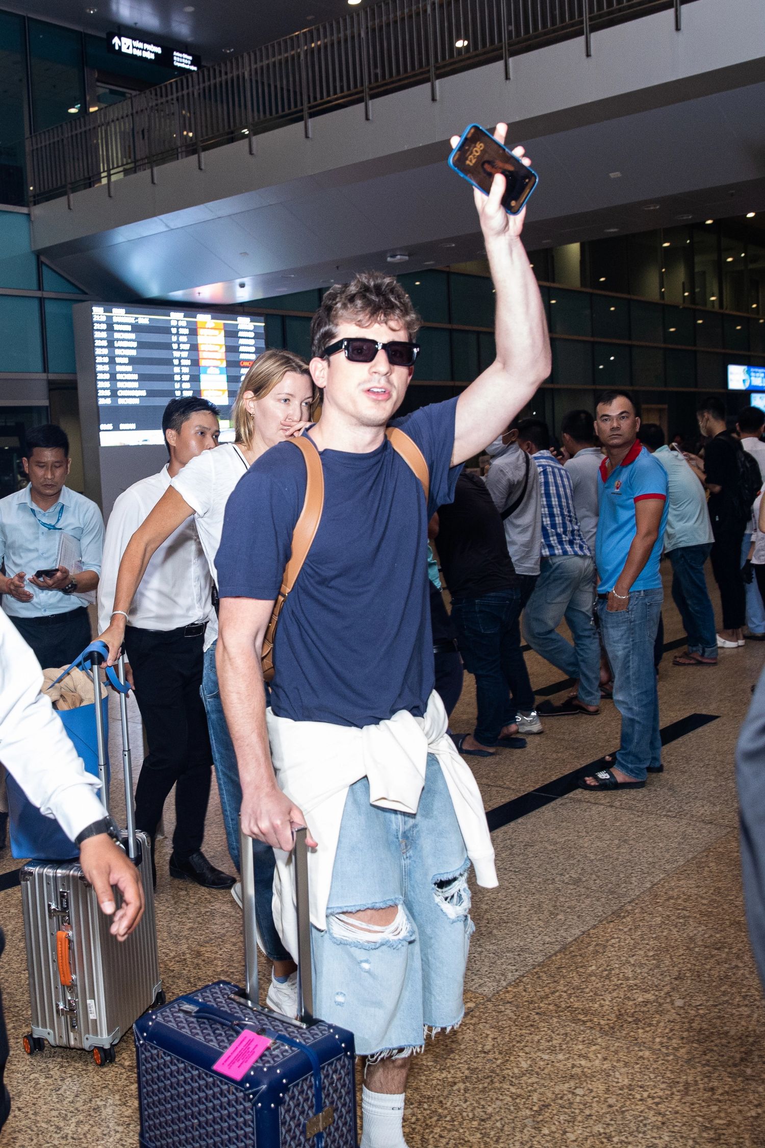 Sau một chuyến bay dài, Charlie Puth vẫn nở nụ cười tươi và giơ tay vẫy chào những người hâm mộ có mặt ở sân bay