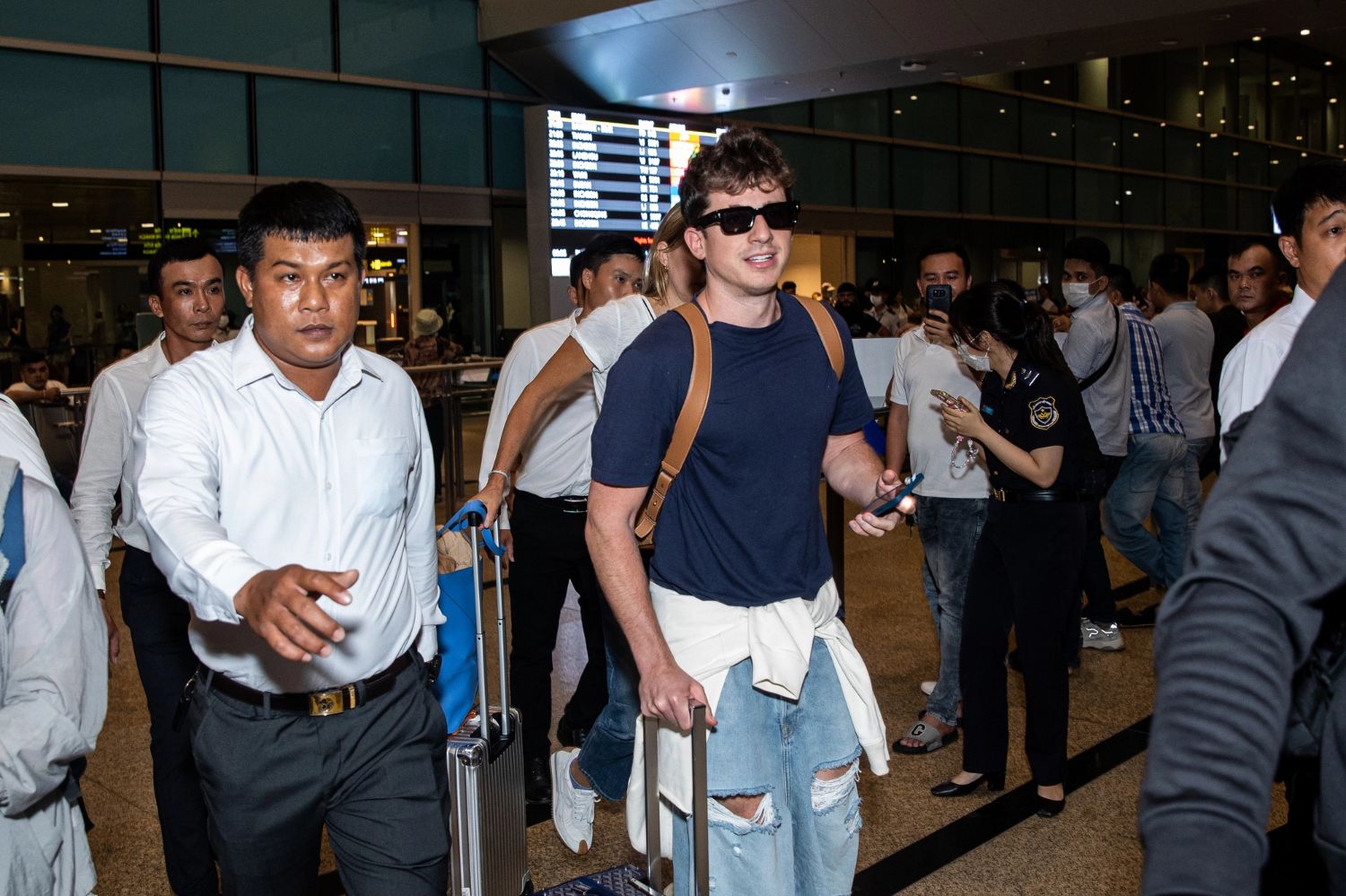 Charlie Puth xuất hiện tại sân bay Cam Ranh với dáng vẻ điển trai, rạng rỡ