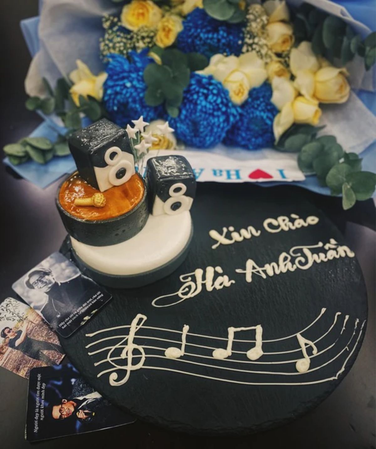 Cả Hồ Ngọc Hà và Hà Anh Tuấn đều bất ngờ trước món quà chào đón ý nghĩa từ ban tổ chức