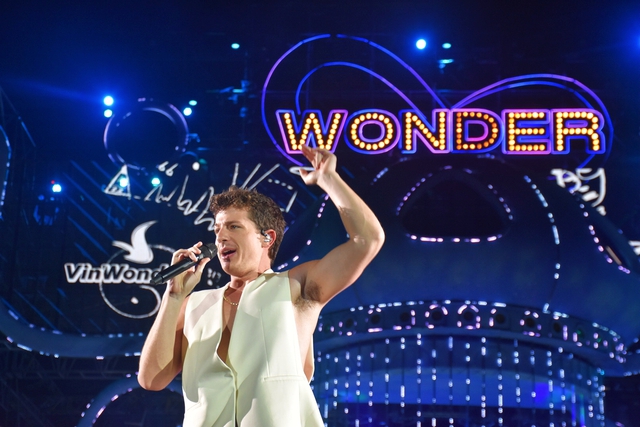 Charlie Puth xuất hiện trên sân khấu trong bộ đồ trắng trông cực bảnh bao