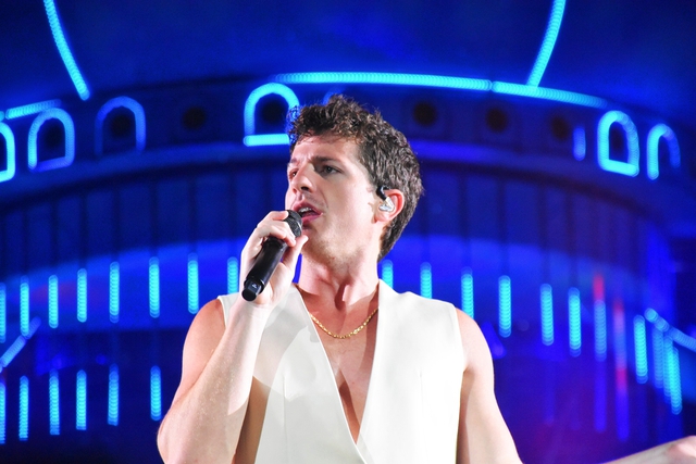 Charlie Puth giao lưu hài hước với khán giả trước khi bắt đầu diễn