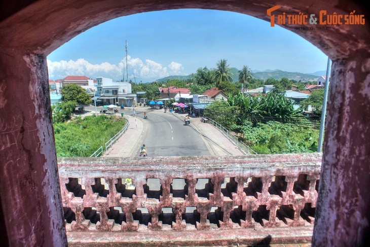 Một thoáng phong cảnh thanh bình của vùng ngoại ô thị trấn Diên Khánh, huyện Diên Khánh. Được biết, đây là toà thành nguyên vẹn nhất của nhà Nguyễn ngoài kinh thành Huế.