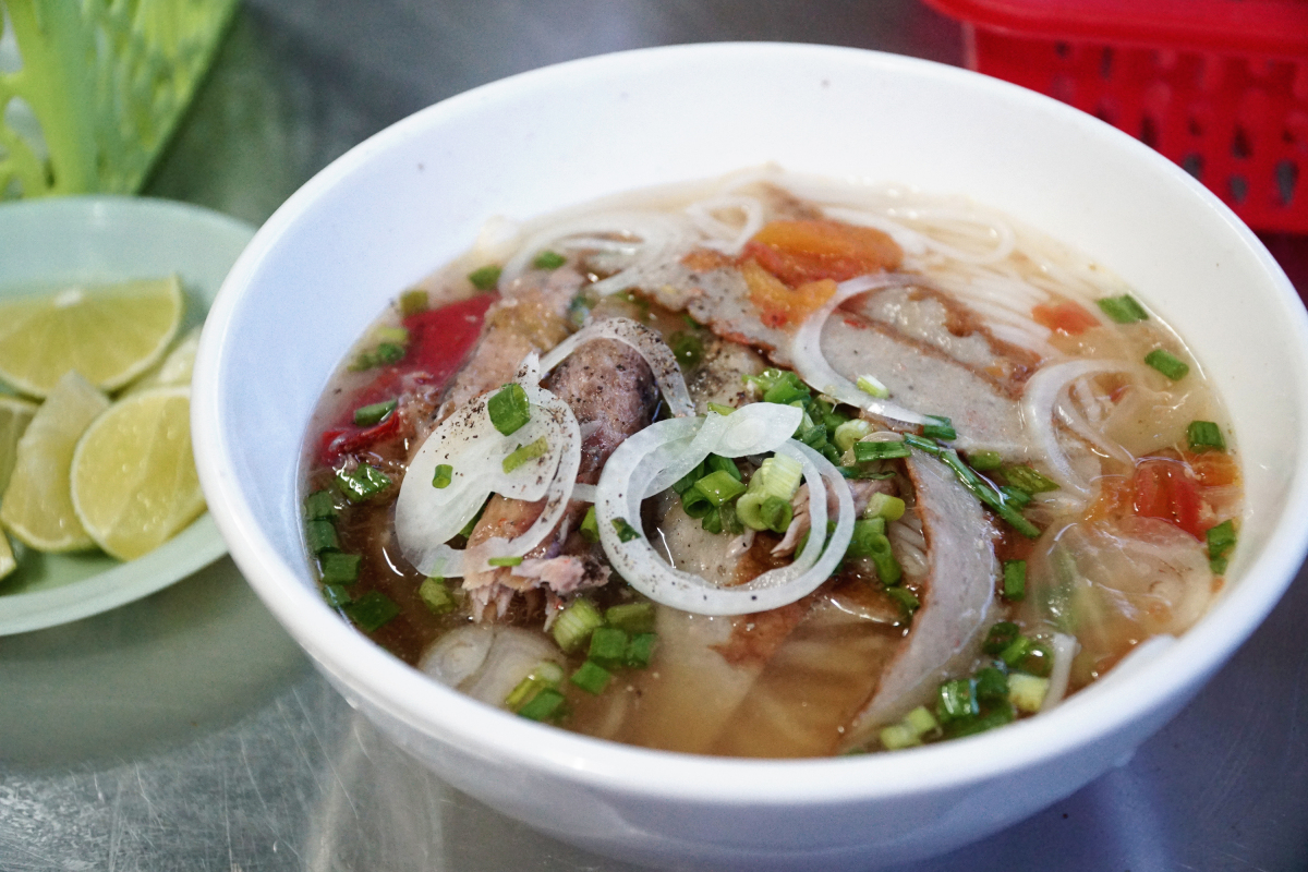 Bún lá cá dầm là một trong những món đặc sản thơm ngon dễ tìm thấy ở Nha Trang