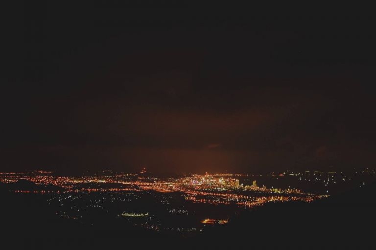 Cảnh quan thành phố Nha Trang rực rỡ và lung linh vào buổi tối nếu nhìn ngắm từ ngọn núi