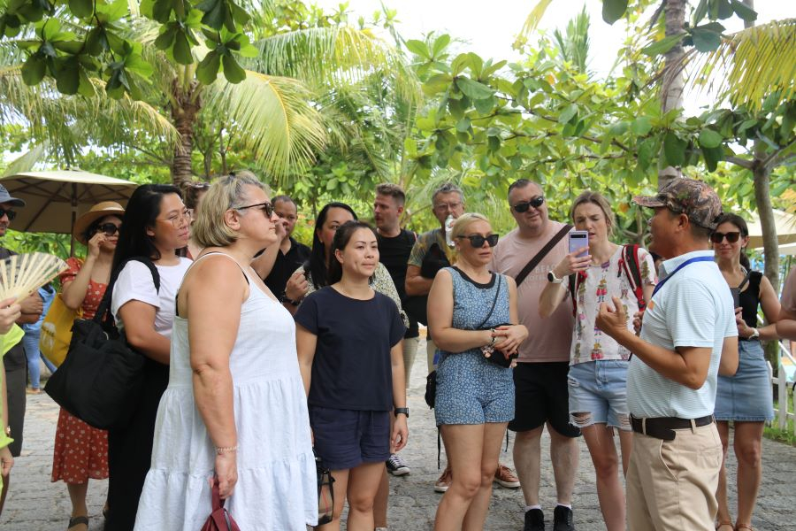 Du khách Úc tìm hiểu và trải nghiệm sản phẩm tắm bùn khoáng tại thành phố Nha Trang, Khánh Hòa