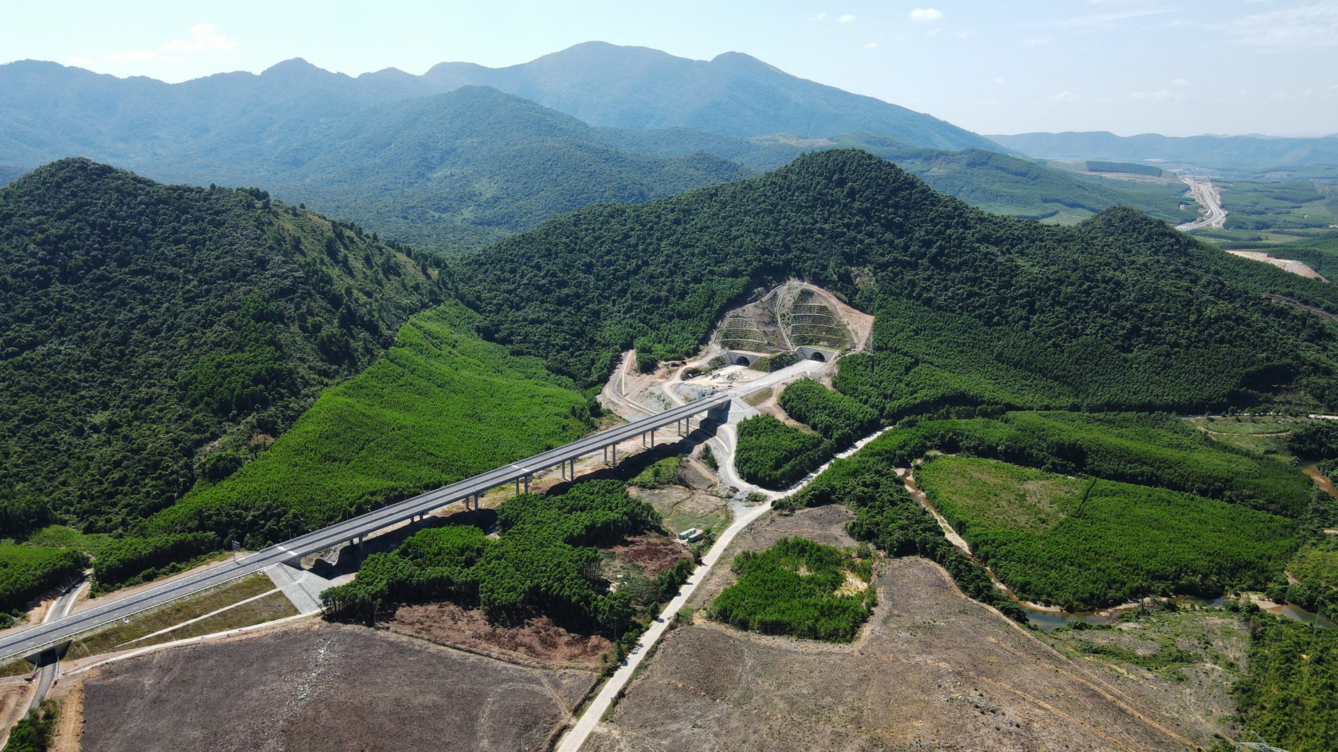 Hầm Đèo Bụt, dài gần 1 km, tọa lạc dưới núi Đèo Bụt, thuộc hai xã Kỳ Hoa và Kỳ Lạc (tỉnh Hà Tĩnh), hầm xuyên núi duy nhất trên tuyến cao tốc Vũng Áng – Bùng.
