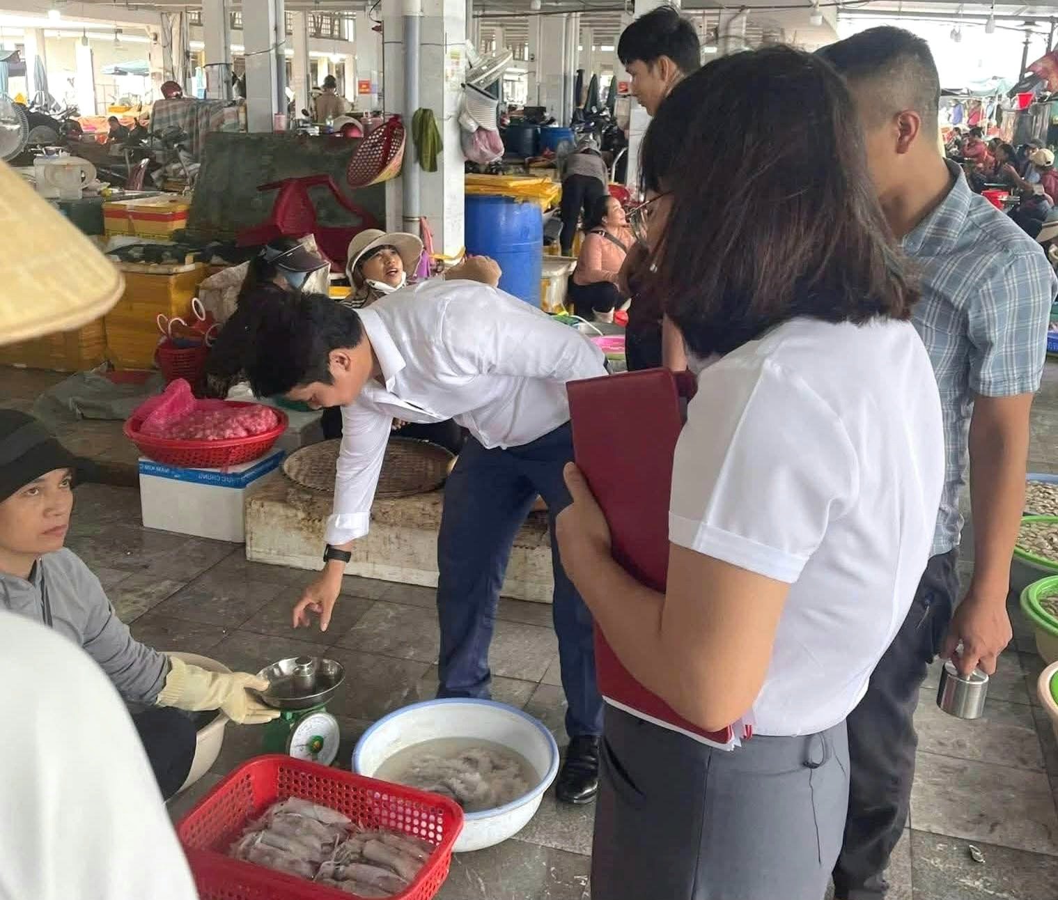 Phát hiện một số tiểu thương tại chợ Đồng Hới cân gian