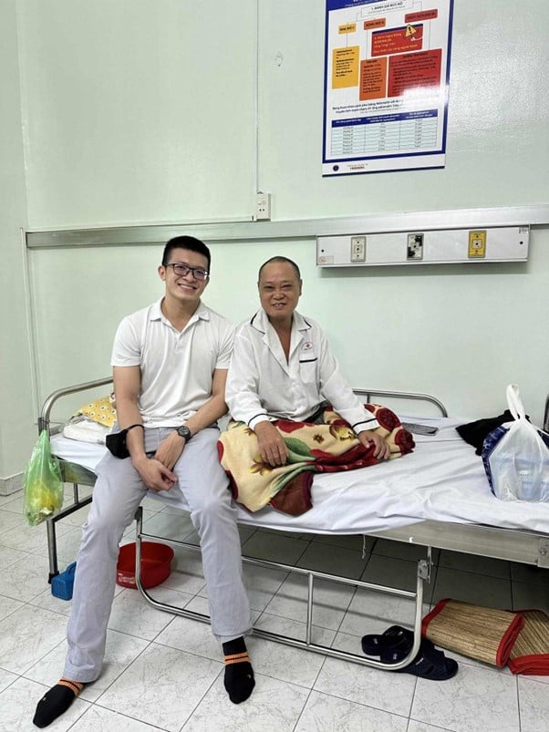 Bác sĩ Ngô Trần Nhật Giang (trái) đến bệnh viện thăm hỏi tình trạng sức khỏe của ông T. vào sáng ngày 01/11.