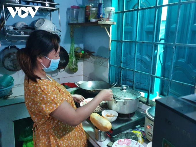 Chị Nguyễn Thị Tuyết Sương mong có chỗ ở tốt hơn (Ảnh: Duy Phương)
