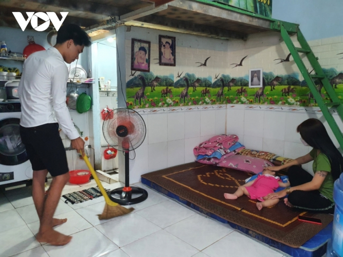 Căn phòng trọ tạm bợ của gia đình anh Nguyễn Trung Chí (Ảnh: Duy Phương)