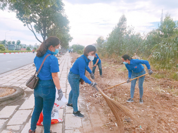 ĐVTN ra quân dọn dẹp vệ sinh tuyến đường Trường Chinh (TP. Bà Rịa).