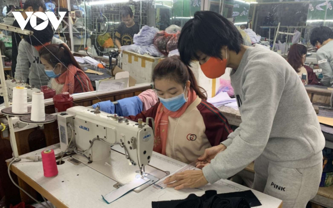 Đã 7 năm nay, vợ chồng chị Nghiêm Thị Thu Hường đã đào tạo nghề miễn phí cho gần 100 người khuyết tật, giúp họ có công ăn việc làm ổn định