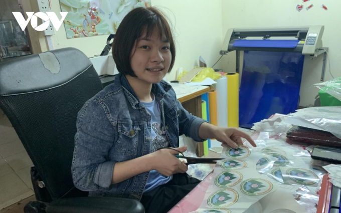Cô bé người Nùng Lâm Thị Định (người không may bị căn bệnh viêm tủy quái ác) luôn nở nụ cười tươi rói với công việc thiết kế mẫu in logo tại cơ sở May