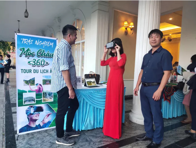 Du lịch ảo có thể trở thành công cụ để kích thích, lôi kéo khách mua tour du lịch thực tế. Trong ảnh: Khách trải nghiệm du lịch ảo Mộc Châu (tỉnh Sơn La)