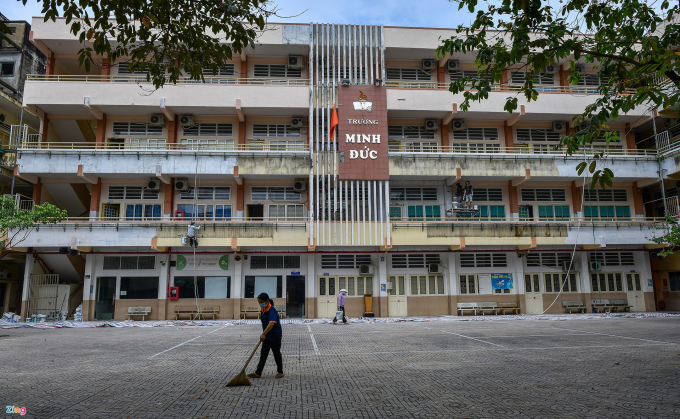 Trường THCS Minh Đức, quận 1 (TP.HCM) sơn, sửa chữa một số hạng mục xuống cấp để chuẩn bị đón học sinh trở lại. Ảnh: Phạm Ngôn.
