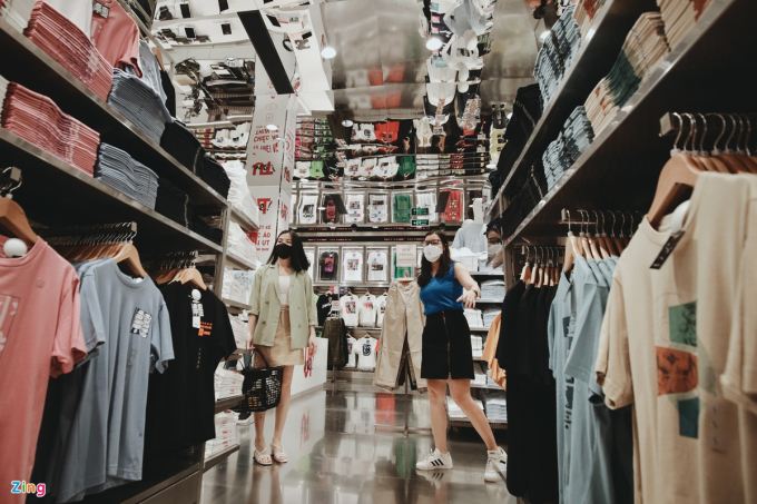 Nhu cầu mua sắm, tiêu dùng giai đoạn cuối năm sẽ tăng mạnh đòi hòi nguồn nhân lực lớn cho các doanh nghiệp bán lẻ. Ảnh: Phương Lâm.
