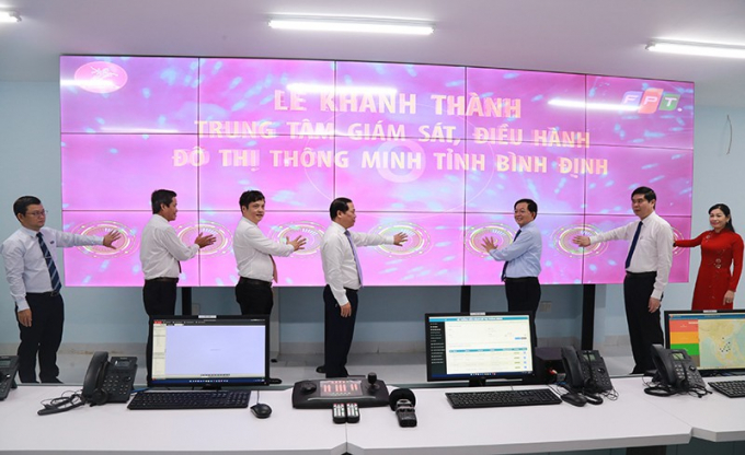 Thực hiện nghi thức khai trương Trung tâm Giám sát, điều hành đô thị thông minh tỉnh Bình Định. Ảnh: TTTT BĐ