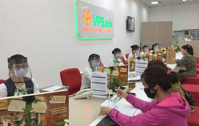 Khách hàng giao dịch tại Ngân hàng thương mại cổ phần Việt Nam Thịnh vượng (VPBank).