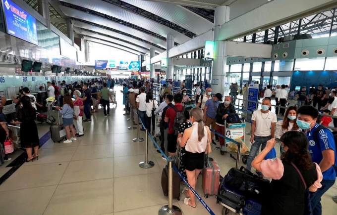 Khách làm thủ tục đi máy bay tại Cảng hàng không quốc tế Nội Bài.