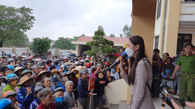 Ca sĩ Thủy Tiên tại một điểm trao quà cho người dân huyện Triệu Phong, tỉnh Quảng Trị. Ảnh: NV.