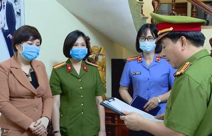 Đọc quyết định bắt tạm giam bị can Nguyễn Thị Kim An, nguyên Giám đốc Sở Y tế Sơn La (ngày 17/3/2021) trong vụ án sai phạm đấu thầu thiết bị y tế. Ảnh: TTXVN
