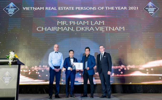Ông Phạm Lâm - Nhà sáng lập, Chủ tịch HĐQT kiêm CEO DKRA Vietnam (thứ nhì từ phải sang) đón nhận danh hiệu “Nhân vật Bất động sản của năm