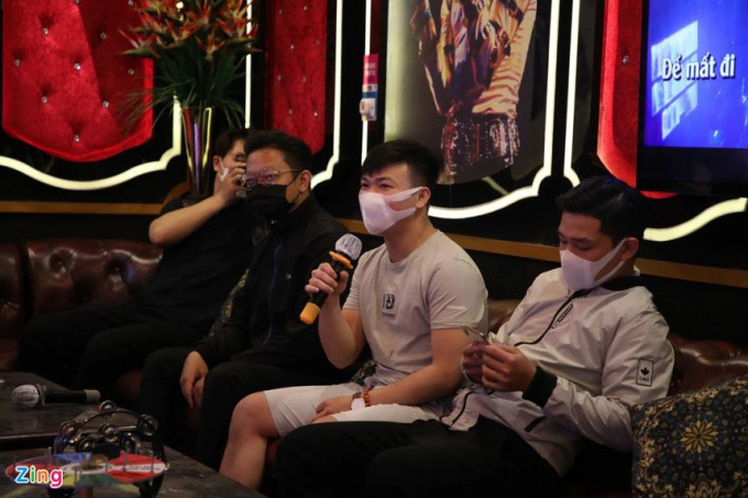 Các quán karaoke ở TP.HCM vừa mở cửa từ ngày 17/11 sau hơn một năm đóng cửa. Ảnh: Quỳnh Danh.